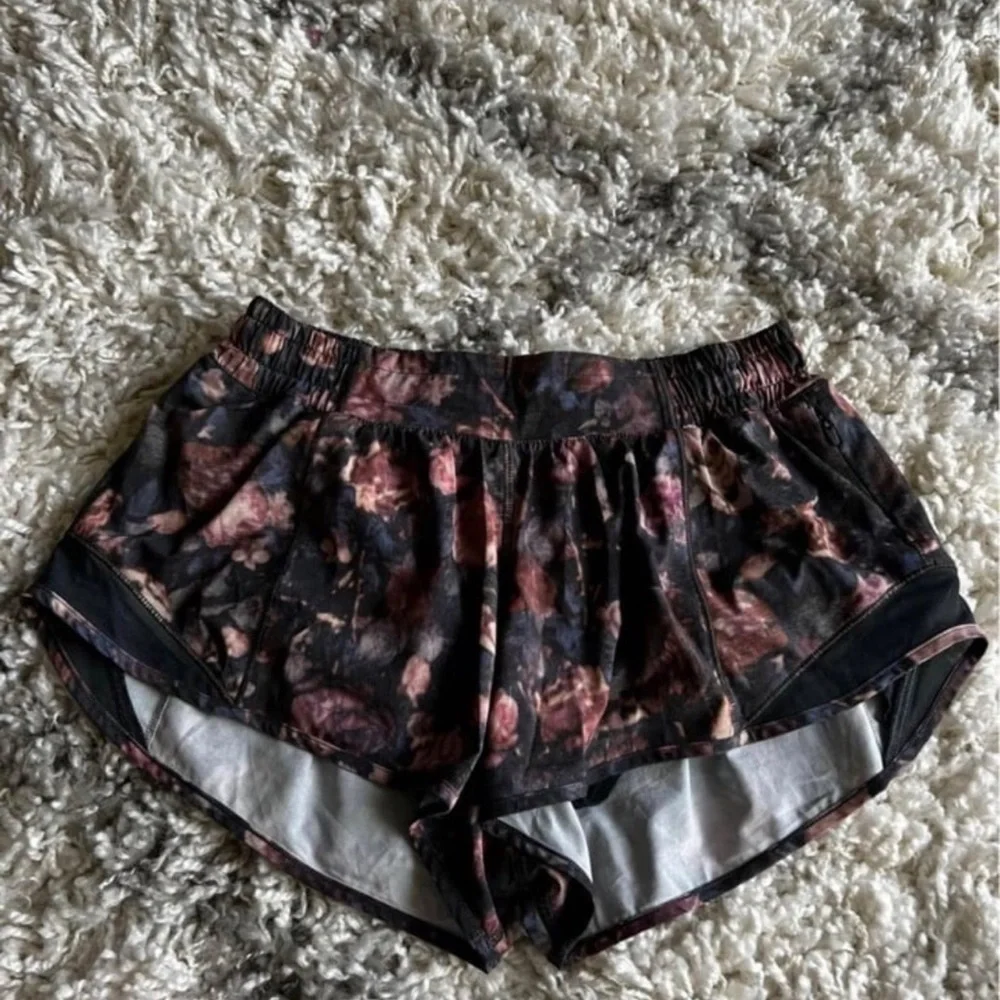 RARE Lululemon Hotty Hot Short II *2.5" Frosted Rose Multi / Melanite - Picture 1 of 3